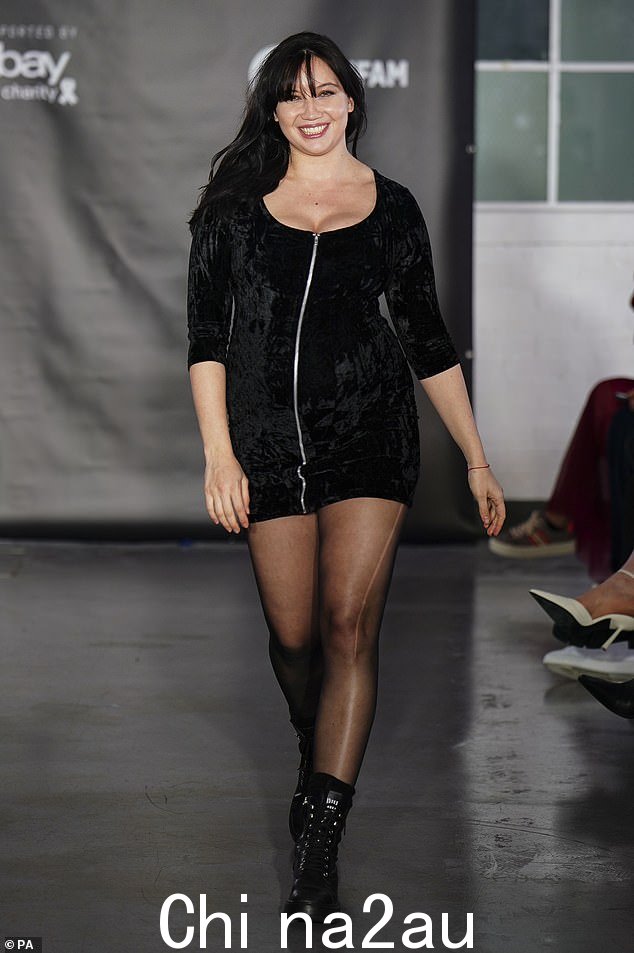 哇!怀孕的 Daisy Lowe 在周四乐施会的伦敦时装周秀上走上 T 台时看起来很轰动