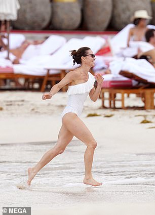 Pippa 被发现冲入海浪中畅游绿宝石周日加勒比海海域
