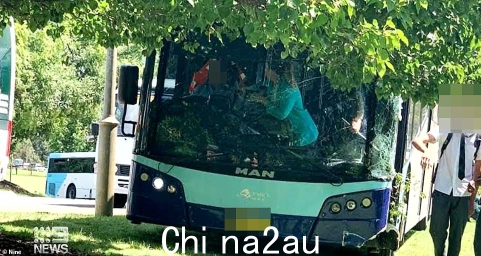 他补充说:'我们的想法和祈祷与男孩的家人在一起,包括他 11 年级的兄弟,因为他们正在处理难以想象的悲伤和心痛学校感谢我们学校社区在我们度过这一可怕的冲击和损失时提供的切实支持给更广泛的麦克阿瑟家族。朋友和公众加入了他们的哀悼。一位家庭朋友在网上发帖说:“我会永远记得在我的储藏室里打你,让你在万圣节看起来很可怕,和我的孩子们在一起。安息吧,伙计。X。”想着你的妈妈、爸爸和兄弟。一位伙伴补充说:“放轻松,爱你很多我的兄弟。”另一位写道:“安息吧,我和我兄弟很想念你。” class=