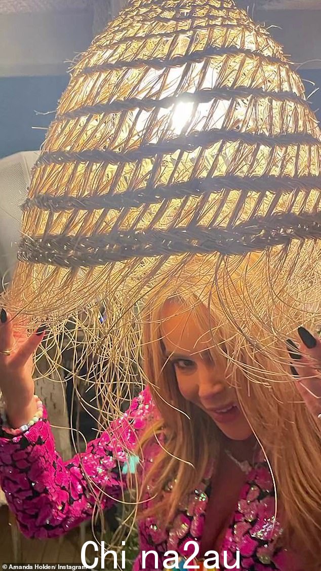 Lavish:标题中的星星:'52。你好和迪拜! @verdebeachdubai 我的粉色套装 @nadinemerabi'