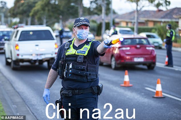 根据新规则,不受限制的司机可以使用安装的设备来短暂地用于接听或拒绝通话、播放音乐、调整音频级别以及导航