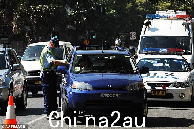 新道路规则将于 3 月 31 日生效,并将针对驾驶时使用手机、iPad、平板电脑和智能手表等电子设备