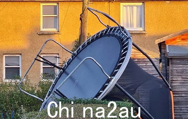 在东洛锡安的哈丁顿,一张蹦床也被风吹走了