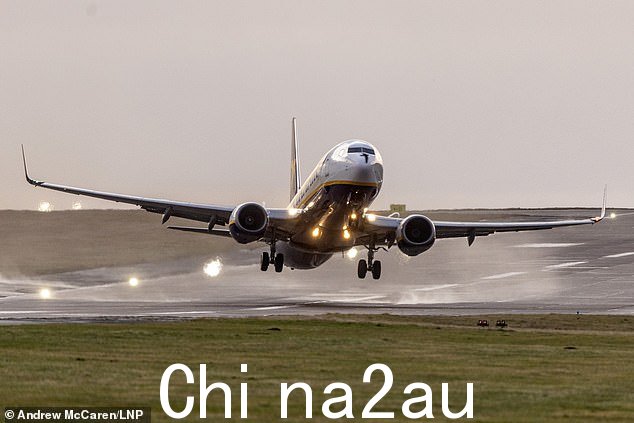 一架瑞安航空公司的飞机今天早上从利兹布拉德福德机场起飞时被吹向一边