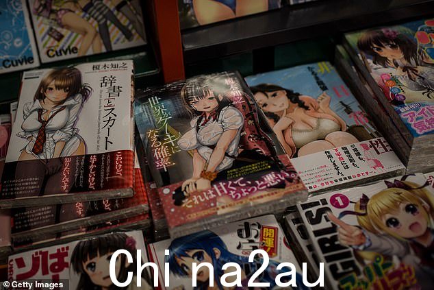 文件图片:2014 年 6 月 19 日,日本东京秋叶原的一家漫画书店出售成人漫画小说。日本的同意年龄是 G7 工业化国家中最低的,自enactment in 1907
