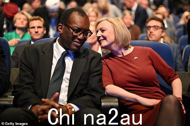 保守党议员 Kwasi Kwarteng,去年担任总理六周,告诉 TalkTV,'基本上她醒来的议程最终在她面前炸开了锅'。 class=
