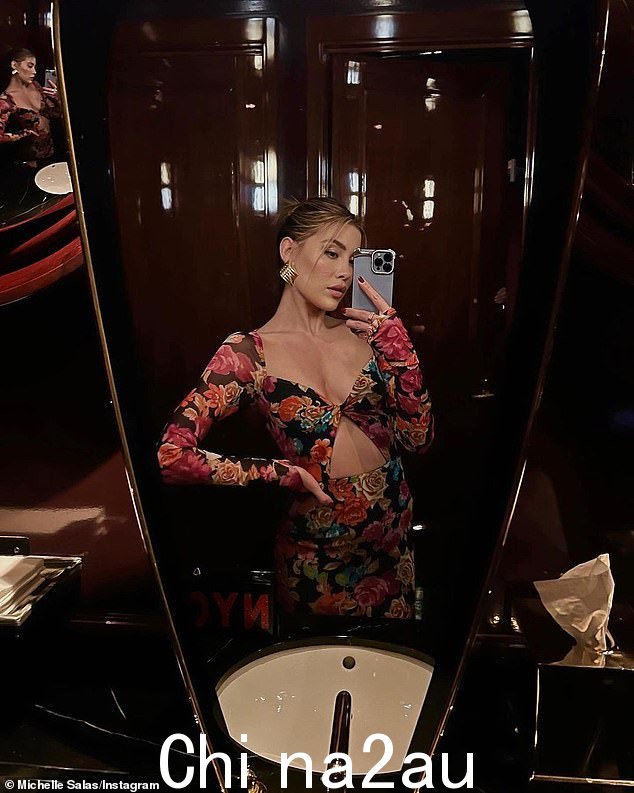 Flirty in floral:周三,她发布了一张华丽的幻灯片,展示了一件丰满的碎花连衣裙。曲线紧贴的外观有长袖和大肚子切口,展示了她的腹肌