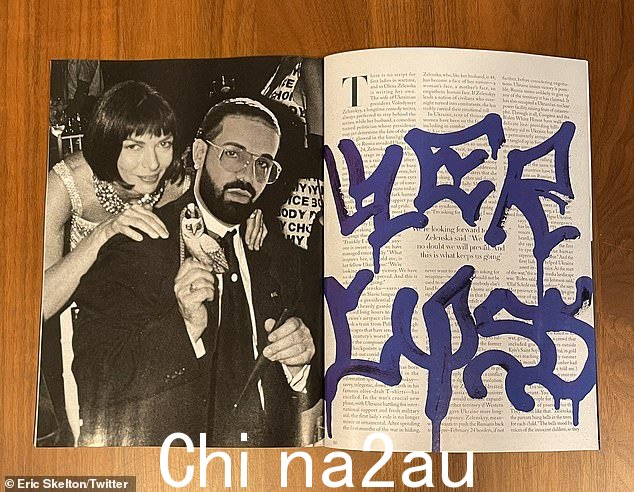 假的:在精心设计的杂志里面有一张温图尔站在他身后微笑的照片,虽然那张照片被篡改了,不是真的