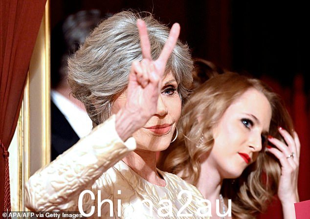 和平!女演员整个晚上都非常活跃