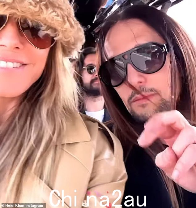 与此同时:海蒂·克鲁姆 (Heidi Klum) 在她的 Instagram 页面上发布了一场风暴,因为她与她的第三任丈夫汤姆考利茨 (Tom Kaulitz) 一起学习艺术,汤姆考利茨是东京酒店乐队的吉他手