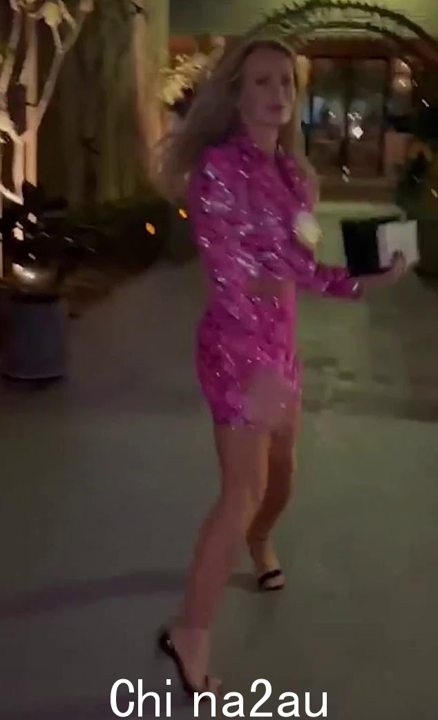 Glam:主持人穿上来自 Nadine Merabi 的时尚粉色套装,为她在迪拜 Verde 海滩的特别餐点展示大长腿