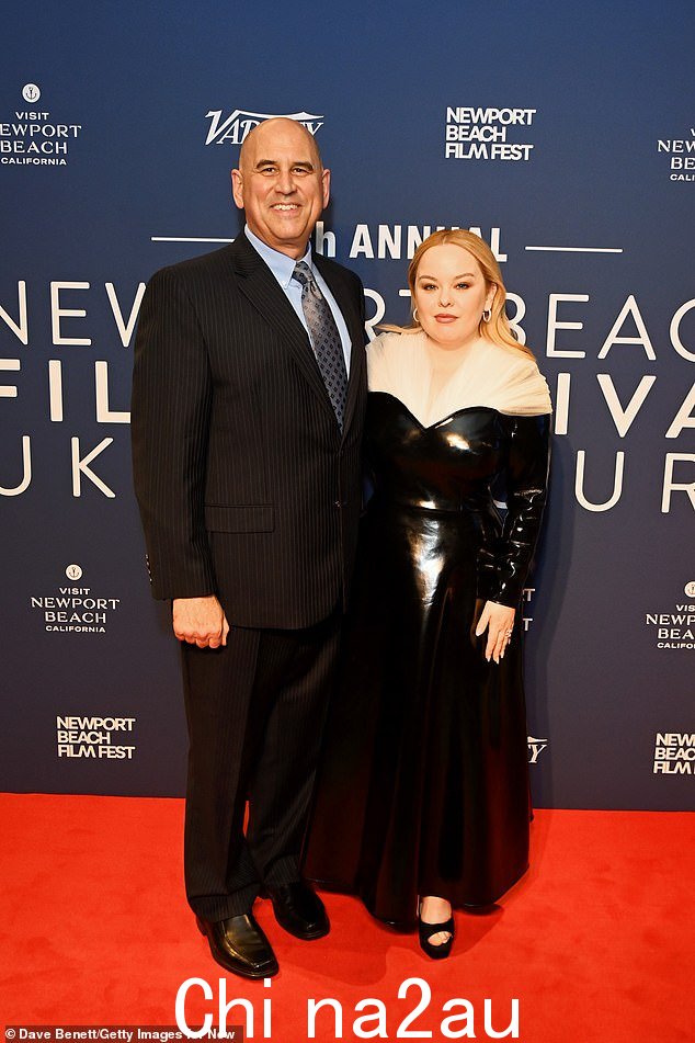 Happy:扮演佩内洛普费瑟林顿的女演员在 Bridgerton 专营权中,她与明星混在一起时精神抖擞(与 Gregg Schwenl 合照)
