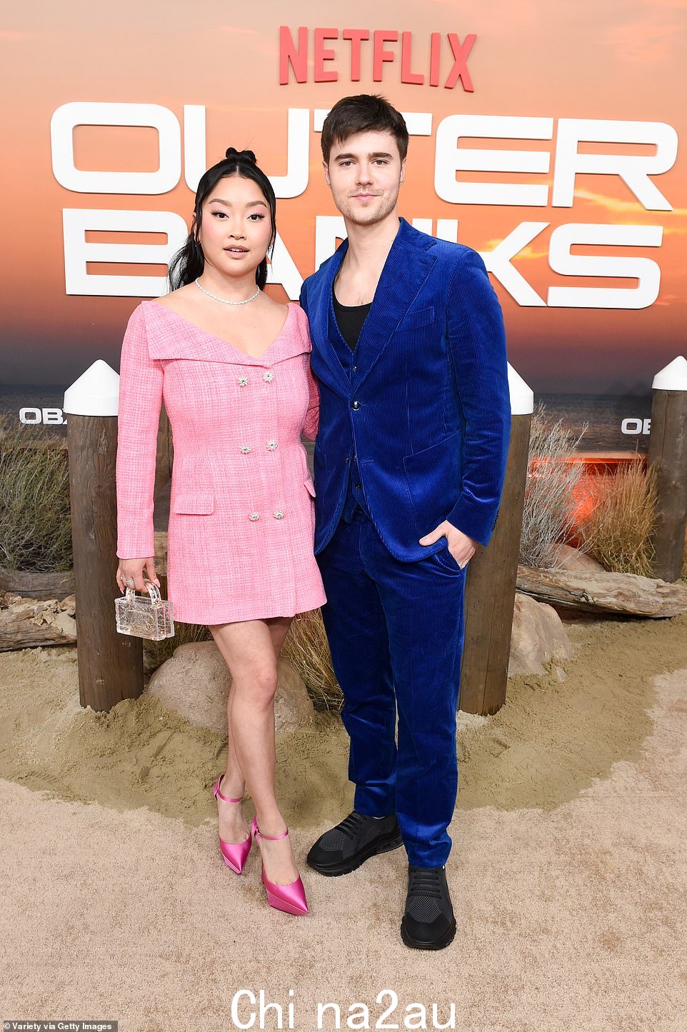 漂亮的粉红色:Lana Condor 穿着学院风粉红色粗花呢迷你裙看起来很漂亮,而她的男友 Anthony De La Torre 则穿着充满活力的蓝色天鹅绒套装走出他的舒适区