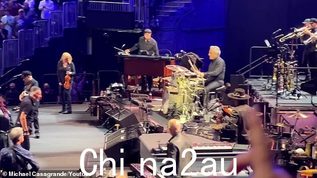 不幸的事:最初,Springsteen 在将吉他技术钉在头上后的几秒钟内脸上露出担忧的表情