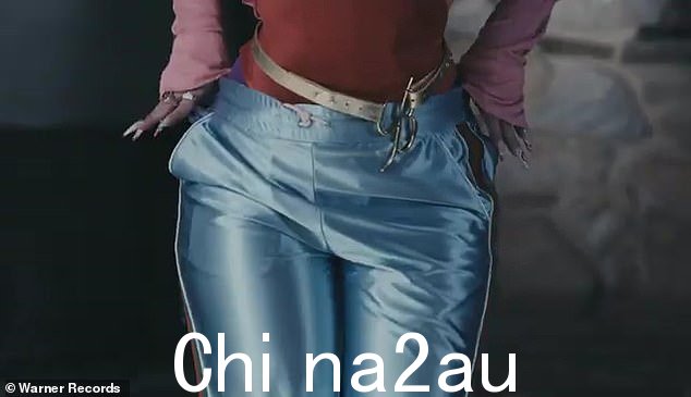 衣橱变化:女歌手为视频穿了三种不同的套装