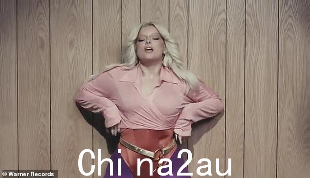 '我的心只想要它想要的 - 它想要的,它想要的,直到它不想要为止,'她坐在一堵石头图案的墙前唱歌。