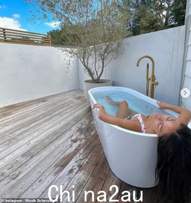 玩得开心吗?妮可最近分享了他们在风景如画的海滩度假时拍摄的照片,其中包括两张穿着比基尼的照片,当时她正享受着在户外浴缸中泡澡的感觉