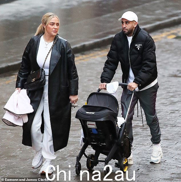 父母节外出:Taylor Ward 和她的足球运动员丈夫 Riyad Mahrez 带着他们的小女儿在曼彻斯特购物时穿着相配的单色服装出门