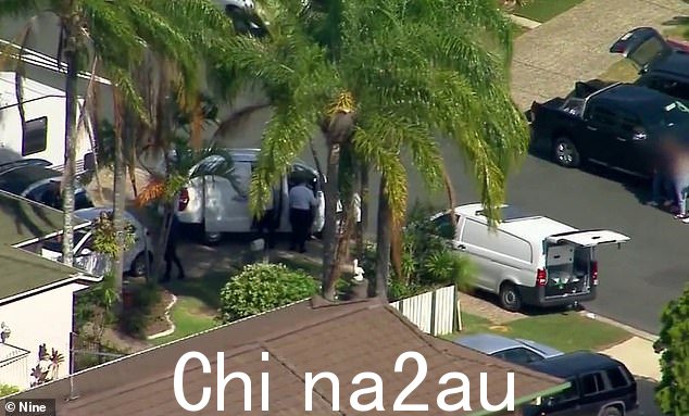 Guthrie 女士的社交媒体显示她在 1 月 5 日才搬进 Bribie Island 的家(如图,调查人员在家外)