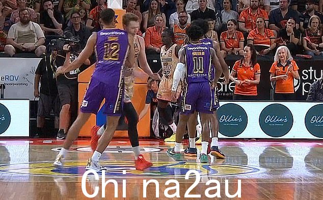 悉尼国王队球员 Tim Soares 似乎在周五晚上在凯恩斯举行的 NBL 半决赛中与凯恩斯大班队球员 Sam Waardenburg 的头部接触