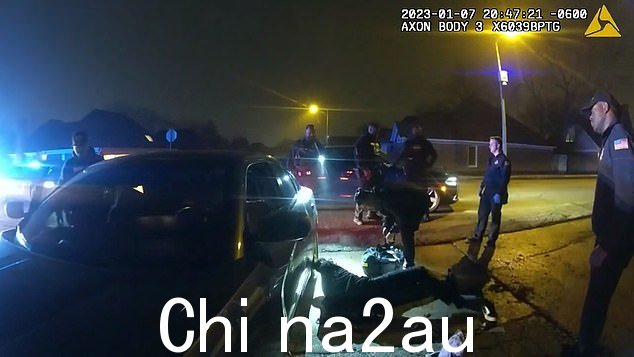 尼科尔斯躺在地上——靠在汽车上。到目前为止,军官们基本上已经失去了兴趣