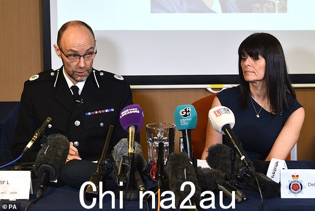 助理警长 Peter Lawson(左)和兰开夏郡警局的侦探警司 Rebecca Smith 更新了医疗信息ia on Wednesday