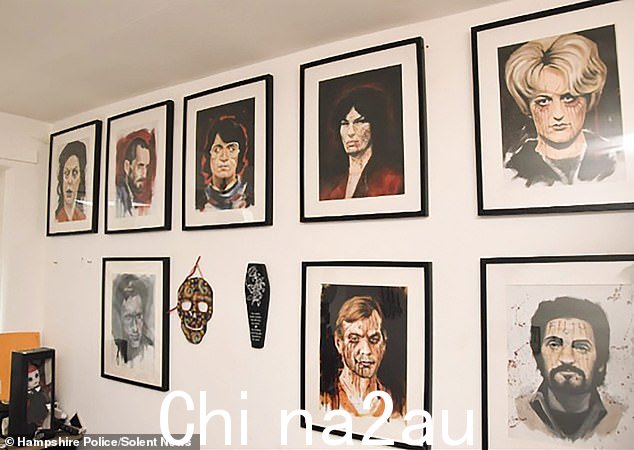 Shaye Groves 的卧室墙壁(如上图)展示了连环杀手的照片。真正的犯罪迷将连环杀手 Myra Hindley、Rose West 和 Jeffrey Dahmer 的照片装裱起来