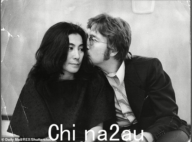 约翰列侬和他的妻子小野洋子在 1971 年飞往马略卡岛之前在希思罗机场