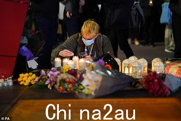 今天晚上,公众参加了伯明翰赛马场剧院外的烛光守夜活动(如图),以纪念变性少年 Brianna Ghey