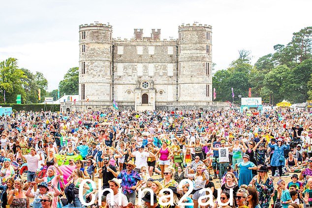 尽管现在已经八十岁了,这位穿着莱卡的健身大师将在今年的 Camp Bestival 中在成千上万的节日观众面前表演 - 在多塞特和什罗普郡