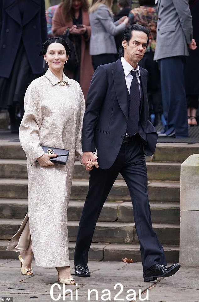 致敬:Nick Cave 和他的妻子 Susie 也在星期四在伦敦南华克大教堂表达了敬意