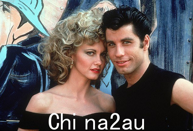 Olivia 和 John Travolta 在 1978 年标志性的电影《油脂》中一跃成为她的职业生涯。在她死后,他是第一批向她致敬的人之一