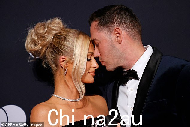 他让她开心:现在她遇到了卡特,她很满意,这位明星向《时尚芭莎》明确表示:“我喜欢和我丈夫勾搭。”本月早些时候在比佛利山庄看到