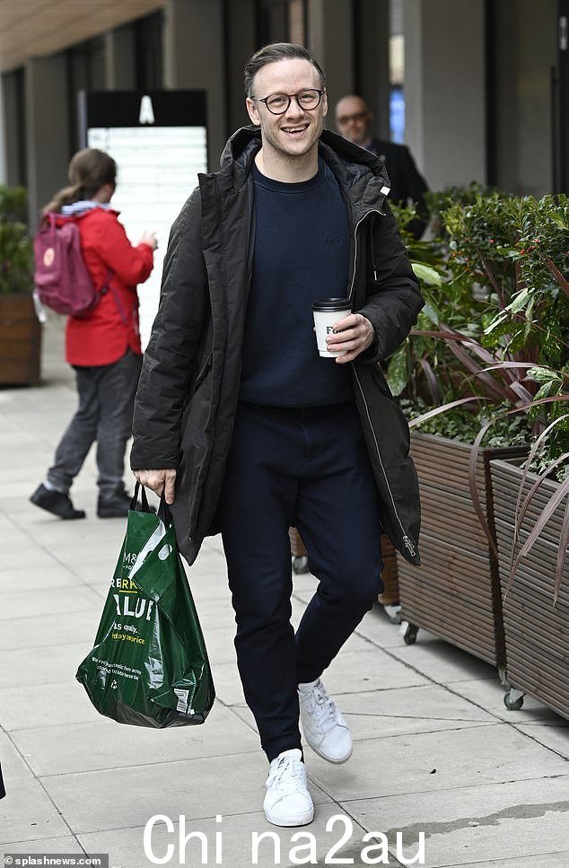 Dapper:Kevin Clifton 在离开 BBC 演播室时也精神抖擞,他穿着长款棉服、蓝色套头衫和牛仔裤抵御寒冷