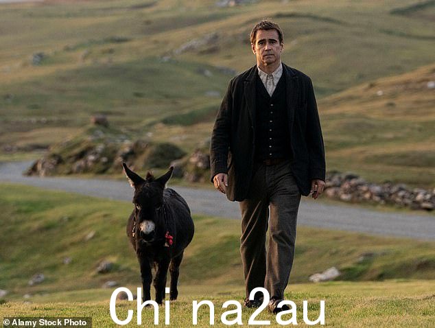 Foal play:Colin Farrell 心爱的驴伙伴 Jenny 在拍摄 The Banshees Of Inisherin 时被这只“无法训练的”动物踢了明星之后退出了演艺圈