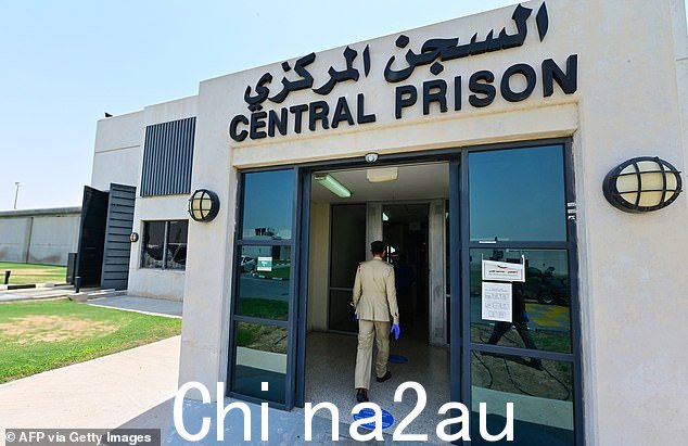一名警察进入阿拉伯联合酋长国迪拜的中央监狱,她在那里ng held