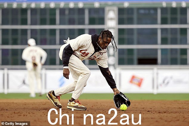 在上面!还看到他在场上时用手套捡球
