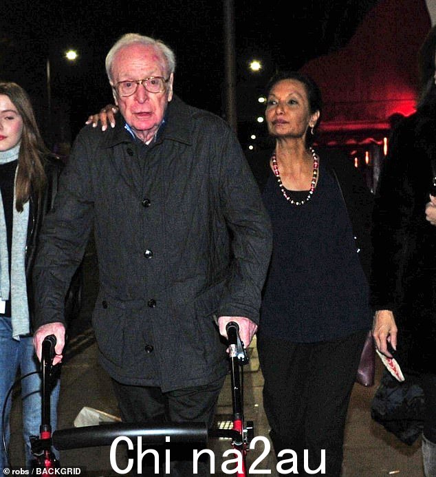 幸福的一对：89 岁的迈克尔·凯恩爵士和 75 岁的妻子夏奇拉周四在伦敦 The Ivy 外出就餐时，使用助行架并穿着灰色外套智能裤。 