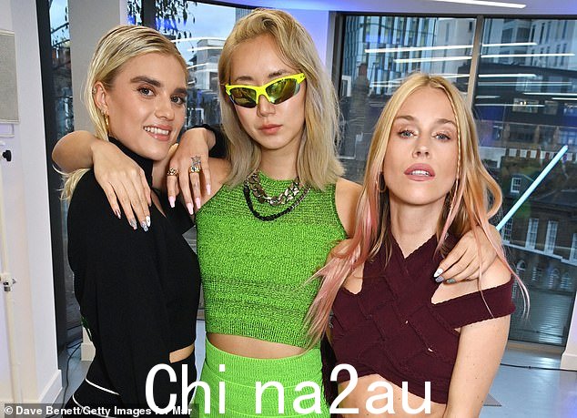 好朋友:Tigerlily 搂着身穿全绿色套装和模特 Mary 的 Betty 看起来不可思议