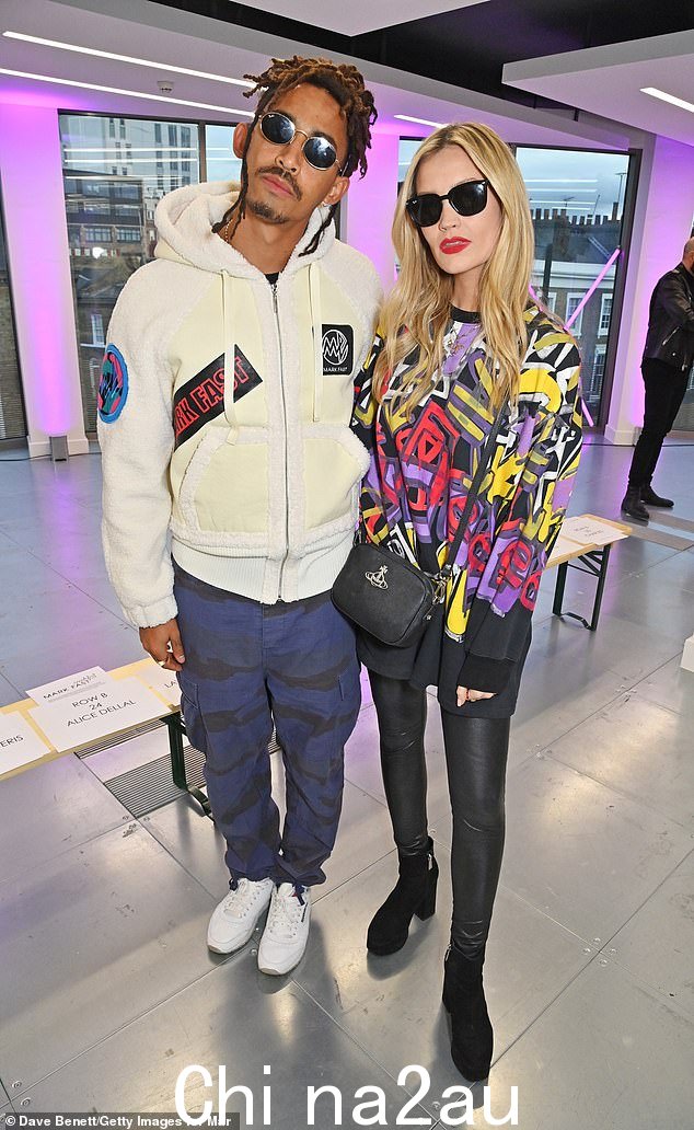 看起来很酷:Rizzle Kicks 的 Jordan Stephens 在与 Laura 一起参加演出时展示了他的时尚感