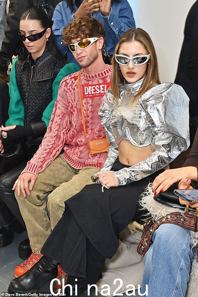人群:Issey Moloney、Sebby Jon 和 Hana Martin 在出席 Mark Fast AW23 前排时剪下前卫的身材
