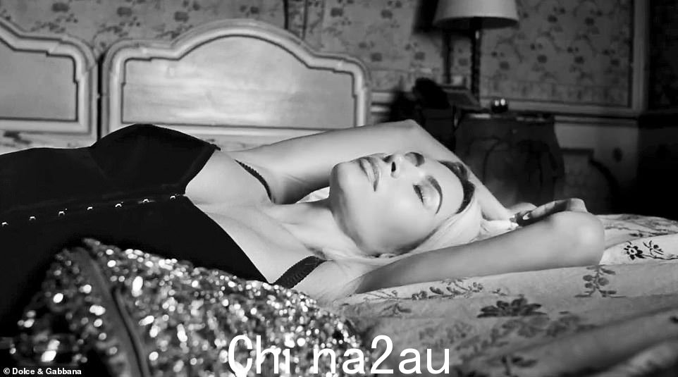 Kim 的新面貌:电视明星也出现在视频中,她穿着连体衣躺在一张自制的床上