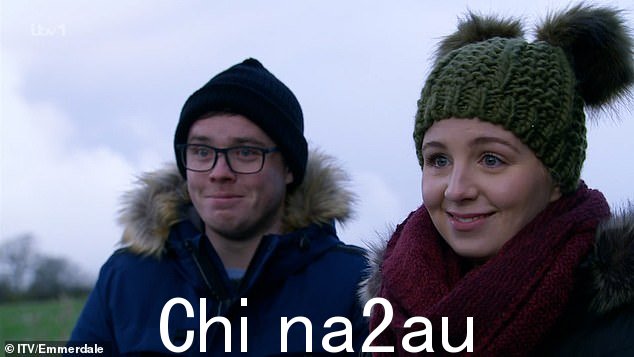 哦,亲爱的:在周五晚上的剧集中,Emmerdale 的粉丝们都在摇头,因为他们猛烈抨击了看到 Belle 和 Vinny Din 的故事情节gle steal oil from Eric Pollard