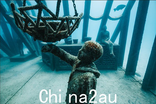 前往约翰布鲁尔礁的水下艺术博物馆 (MOUA),探索由世界领先的水下雕塑家 Jason deCaires Taylor 打造的雕塑公园