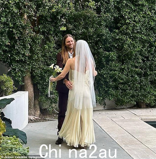 后院私奔:Maroon 5 的 James Valentine 和他长期的爱人 Alexis Novak 于 2 月 6 日在后院举行的婚礼上结婚