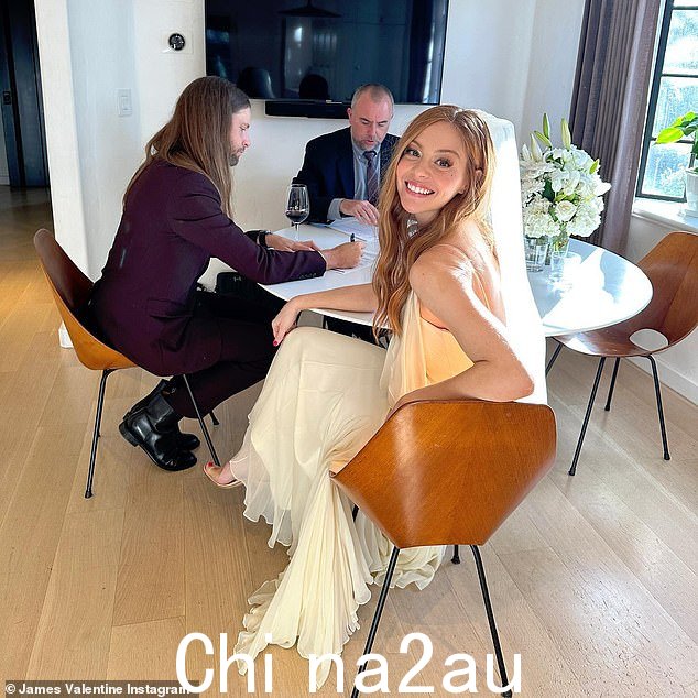 美丽的新娘:亚历克西斯在婚礼当天穿着象牙色长袍和面纱惊呆了