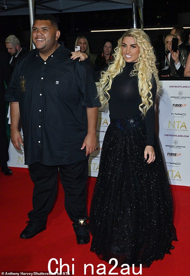 Katie Price 声称一群大都会警察在 WhatsApp 群聊中对她的儿子 Harvey 进行了“不当和贬损”。去年 10 月,她与 Harvey 在伦敦举行的第 27 届国家电视台合影” =