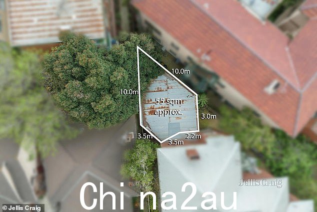 车库的清单,大约 55 平方米,称其为“理想的空白画布”,吸引了州际买家和投资者的兴趣,主要是年轻夫妇和首次购房者