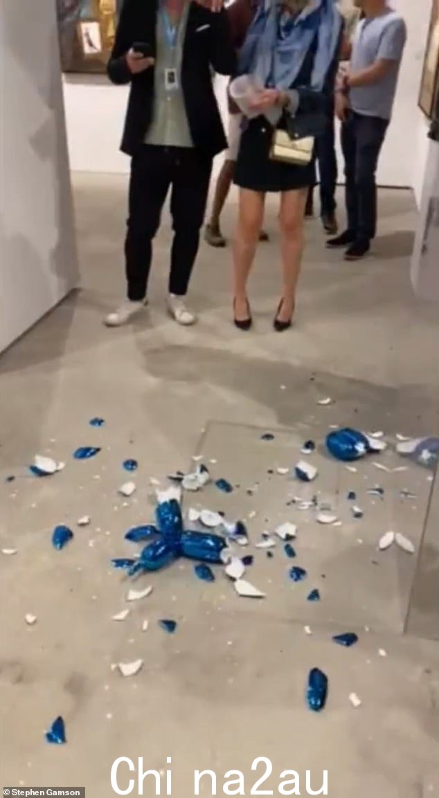 视频中迈阿密艺术空间地板上散落着破碎的瓷器碎片,旁观者目瞪口呆