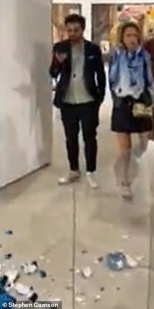 展览现场的工作人员有人看到有人要求人们从这件作品中“退后一步”,因为一位旁观者提议购买部分被砸碎的物体,并评论说“如果你想卖掉尾巴。” 100%
